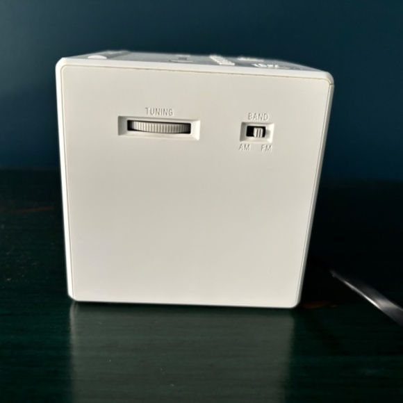 SONY Digital Dual Alarm Clock FM / AM Radio - Model ICF-C1T - White - Picture 7 of 10